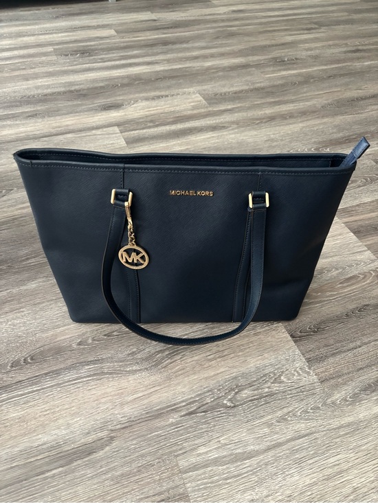 Michael Kors Handbags - ⚜️Michael Kors Tote with Gold MK Charm